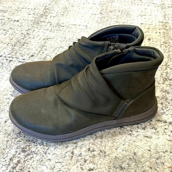 CLARKS Breeze Dusk Ankle Boot Womens 7 Olive Green Zippered Booties - Picture 3 of 11